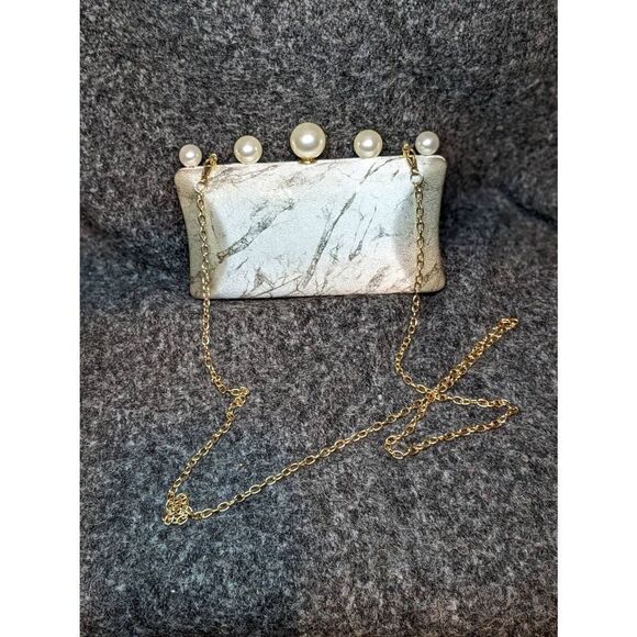 Vintage clutch with faux pearl accents and a gold tone chain strap - Picture 4 of 11